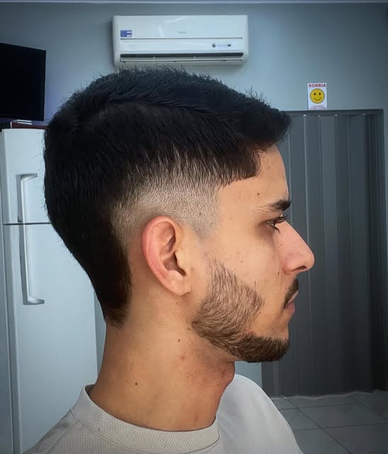 Corte com degradê, visto de perfil