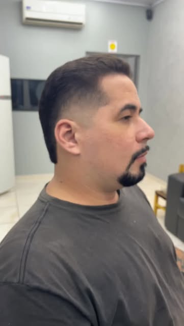 Corte e barba de perfil